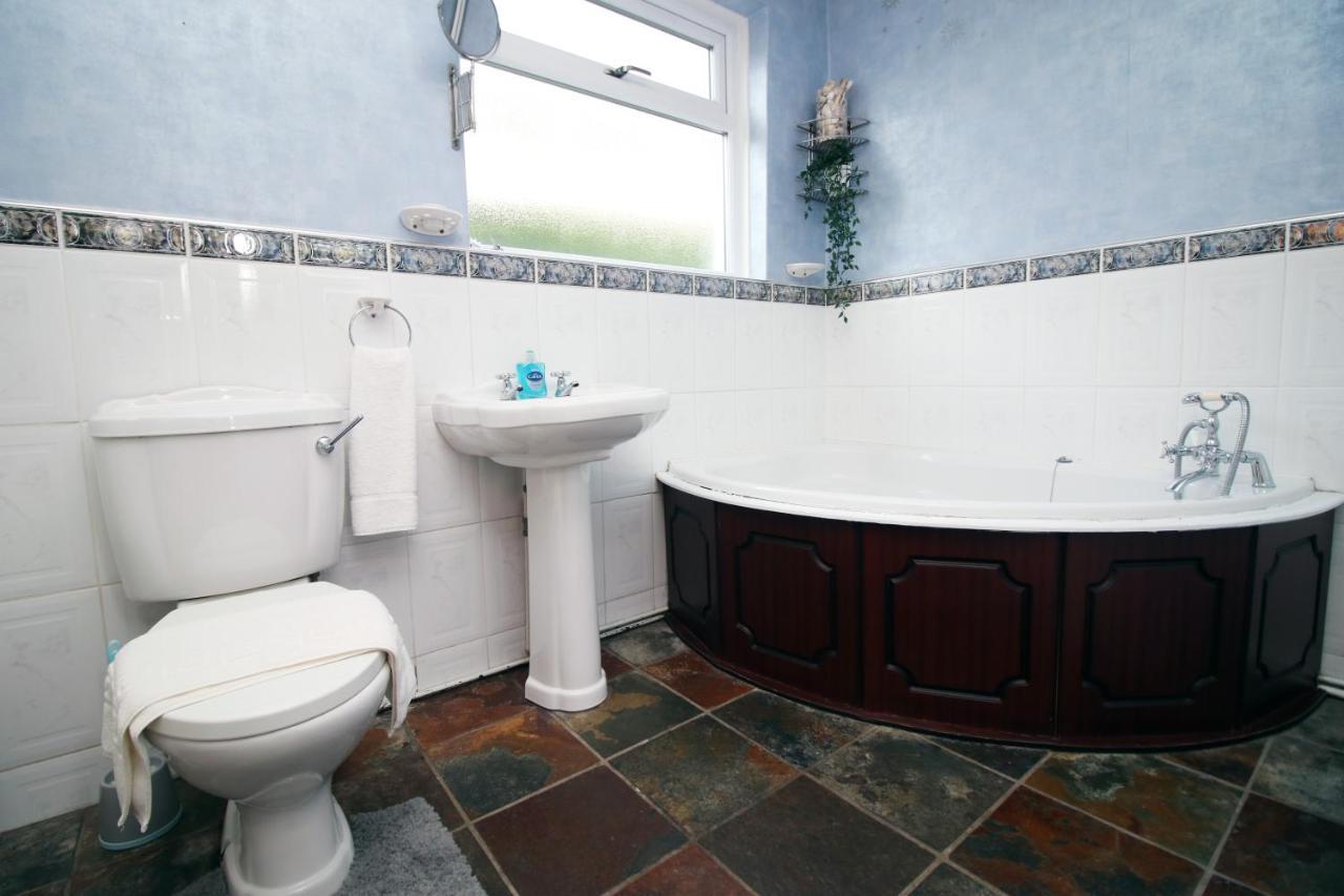 Becky'S Bungalow By Ty Sa -Spacious 4 Bed Bungalow Cardiff Exterior photo